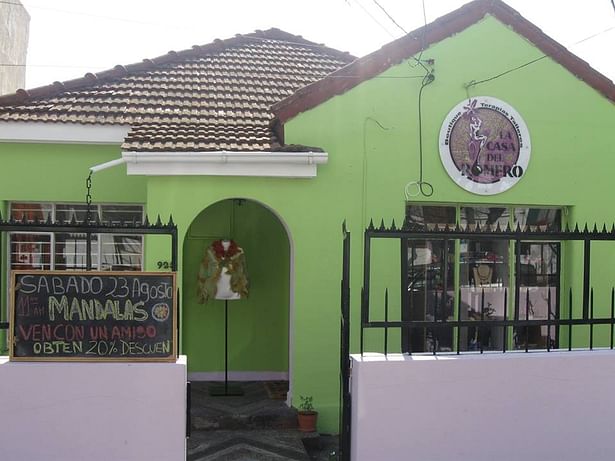  La Casa Del Romero / facade advertisement