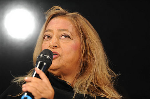 Zaha Hadid speaking at the DLD13 conference "patterns that connect" in Munich (Photo: picture alliance/Jan Haas)