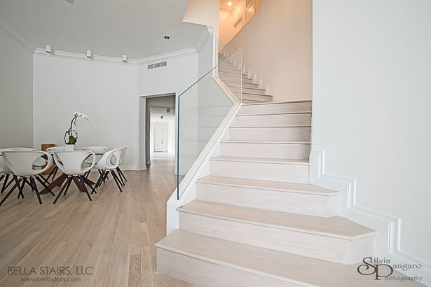 Frame-less glass railings kept this space bright and open.