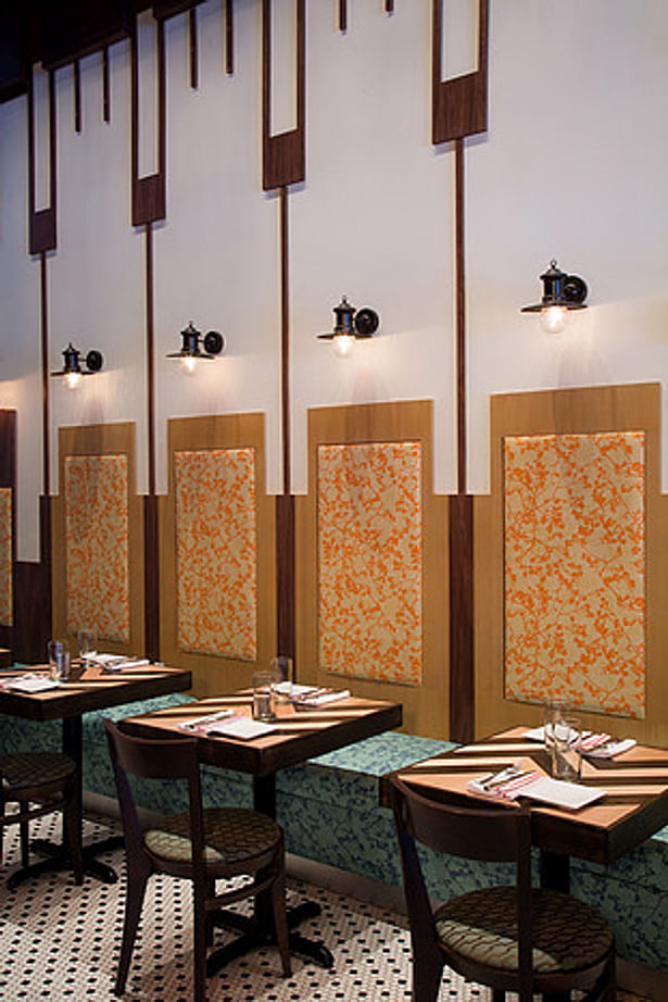 Walnut panels define the dinning tables in the volumous space. 