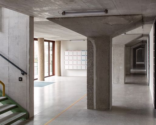 Conversión del almacén de vino en vivienda por Esch Sintzel Architekten.  Imagen: Paola Corsini