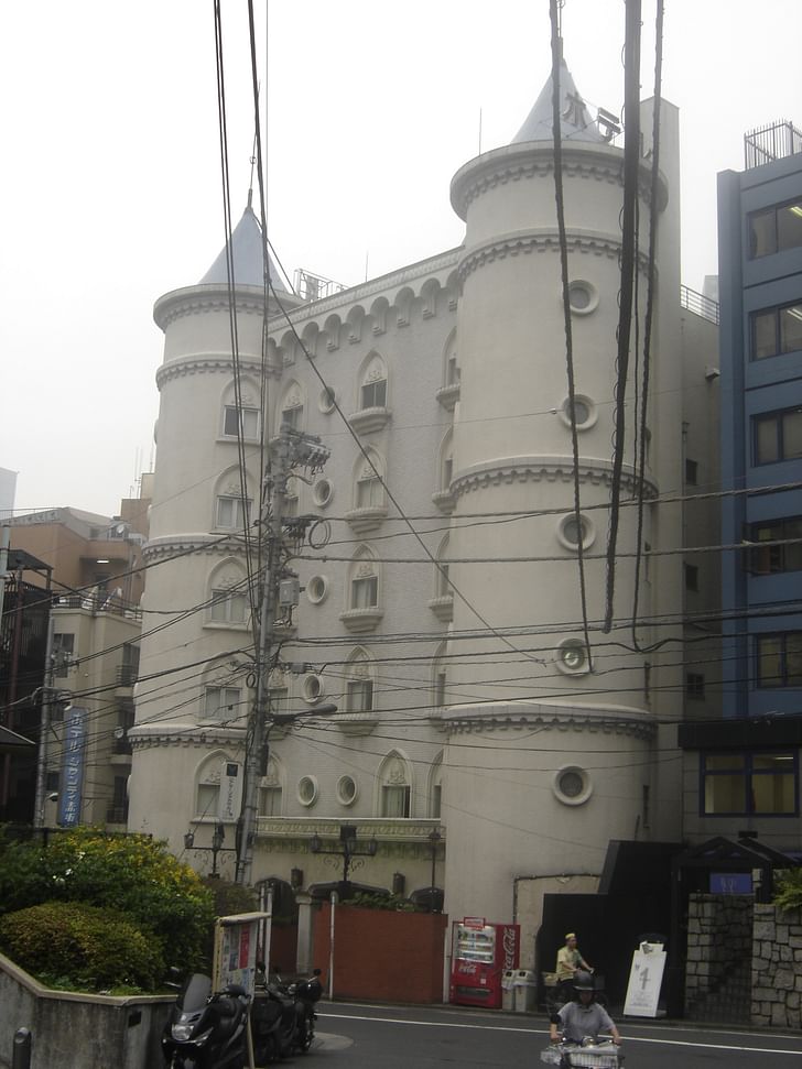 ...and exteriors, as this faux castle hotel shows. Image: Wikipedia.