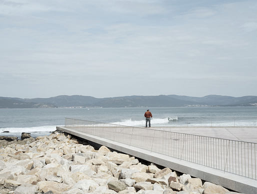 'Beach improvement and redevelopment of the harbour edge' in Porto, Spain by CREUSeCARRASCO and RVR Arquitectos. Image: © Luis Díaz