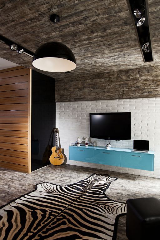 Laminate flooring with pine effect on the floor, wall, and ceiling ensure cosiness in the lounge area.