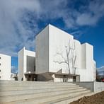 Portuguese architect Álvaro Siza Vieira realizes white concrete church in France