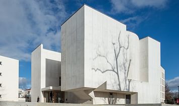 Portuguese architect Álvaro Siza Vieira realizes white concrete church in France