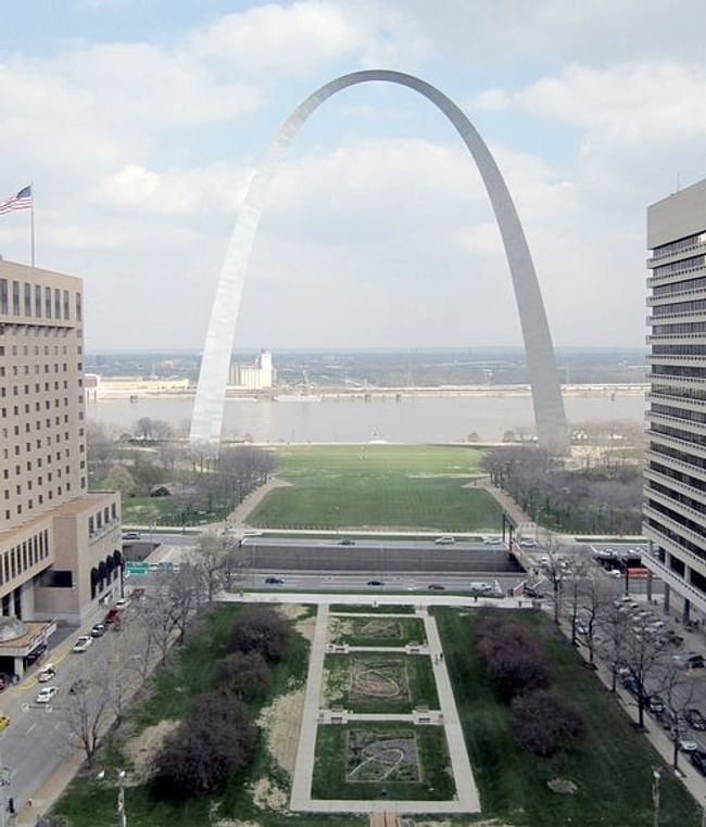 The project site in current state, with the I-70 dividing the Arch grounds and the rest of Downtown St. Louis. Photo courtesy of CityArchRiver via theatlanticcities.
