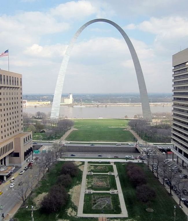 The project site in current state, with the I-70 dividing the Arch grounds and the rest of Downtown St. Louis. Photo courtesy of CityArchRiver via theatlanticcities.