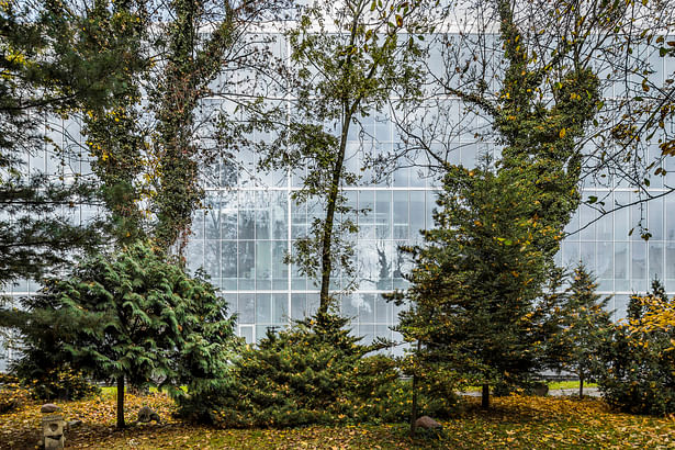 Academy garden reflected in east facade_Photo by Jakub Certowicz