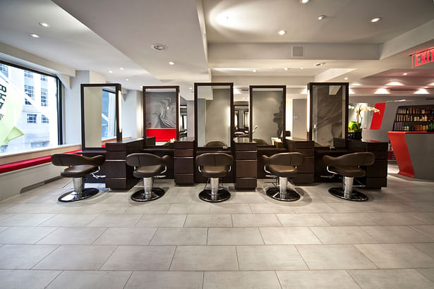 By floating the over 20 styling stations, the salon maintains an social yet private atmosphere.