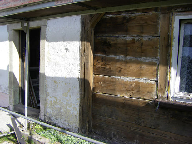 original lime plaster and timber wall, as built approx. 1703, freed from layers of concrete plaster