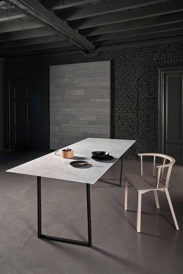 DRITTO dining table in white carrara