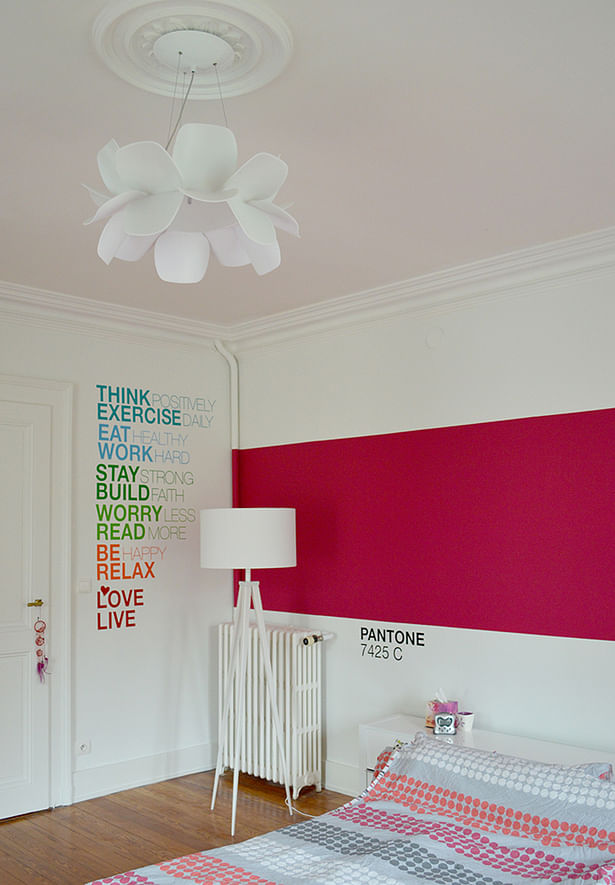 Girl bedroom - Pantone stripe on wall