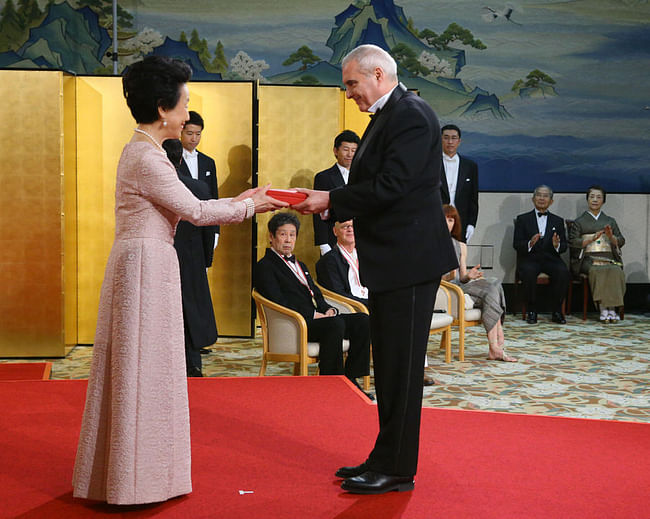 Dominique Perrault receives the Praemium Imperiale from Princess Hitachi. Photo © The Japan Art Association/The Sankei Shimbun.