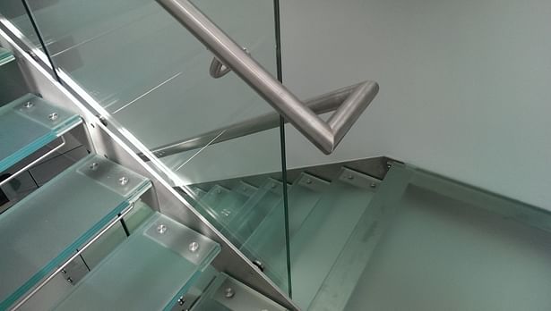 The stainless steel handrail was directly mounted to the glass panels.