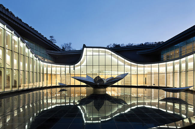 Reflective pond in the courtyard (Photo: Park Youngchae)