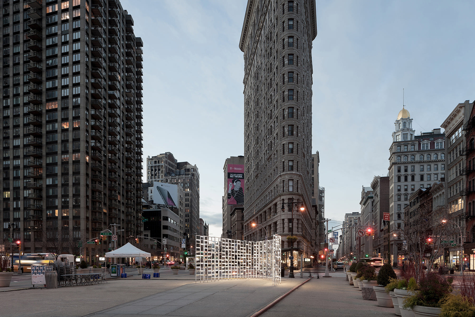 INABA's Flatiron Plaza installation adds a frame to NYC landmarks ...