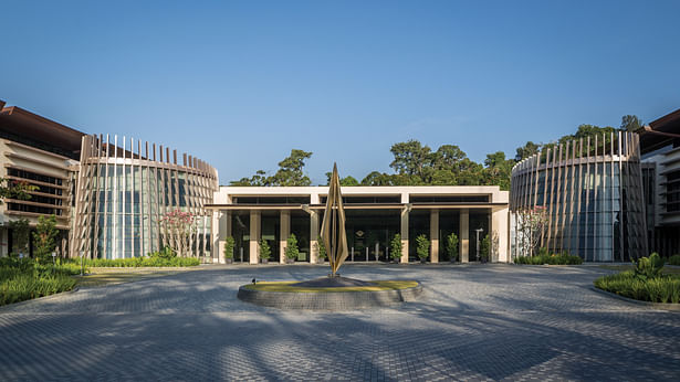 The arrival courtyard. The central lobby’s glass façade invites views to the lush landscape beyond.