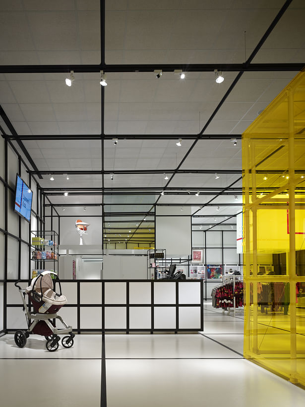 Cash / wrap counter and yellow cube play area / Scott McDonald © Hedrich Blessing