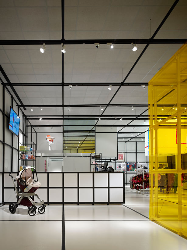 Cash / wrap counter and yellow cube play area / Scott McDonald © Hedrich Blessing