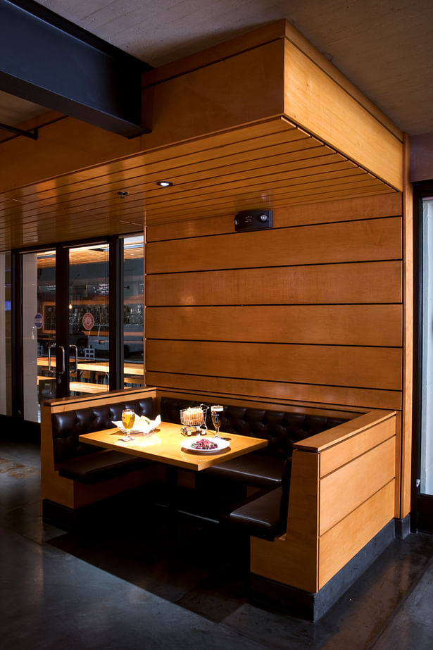 In order to achieve an intimate setting, the architects at (fer) studio designed lowered soffits composed of an open wood ceiling system with recessed lighting over the dining tables, and concealed acoustic insulation to help reduce ambient noise. 