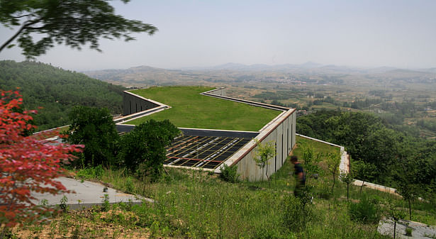 The green roof give a continuous feeling between the hill and the building