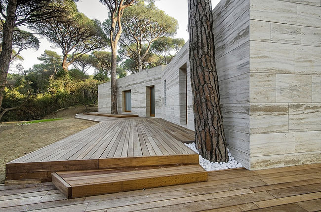 House in a pinewood in Marina di Castagneto Carducci, Italy by sundaymorning and Massimo Fiorido Associati