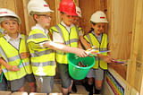 Over 700 school children visited the construction site. Students from St. Andrew’s Primary school visited the house to learn about carbon neutral building, and also brought their own old toothbrushes to be used as wall insulation in the house. Photo courtesy of Duncan Baker-Brown.