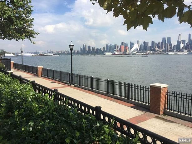 PRIVATE PAVED WALKS ALONG THE HUDSON RIVER