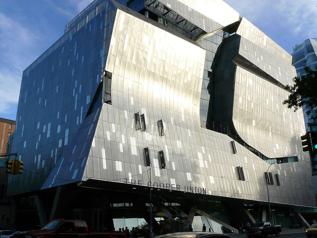 41 Cooper Square (2009) in New York City, a Cooper Union art, architecture, and engineering classroom and laboratory building that inspires interdisciplinary collaboration with a central vertical piazza. (Image: Wikipedia)