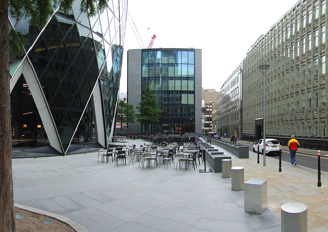 The portion of the plaza adjoining Bury Street provides seating for patrons of the restaurant in the six-story annex building. Photograph by author.
