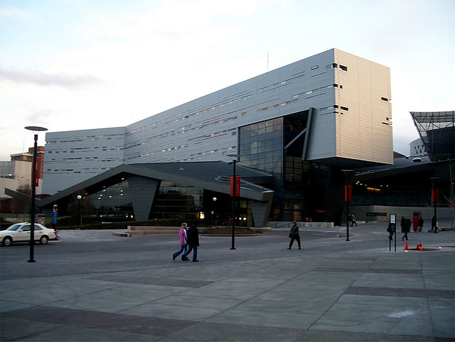The University of Cincinnati Student Recreation Center (2006) which knits together a disparate campus through expansive curvilinear forms. (Image: Wikipedia)