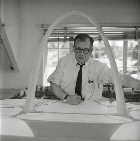 Eero Saarinen with a model of St. Louis’ Gateway Arch, ca. 1957. Credit: Manuscripts & Archives, Yale University Library. Courtesy of ADFF.