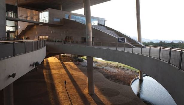 Elevated concourse