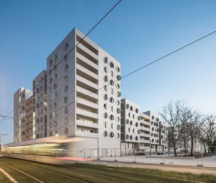 Swing Rive Gauche housing block by Manuelle Gautrand Architecture, located in Toulouse, France. Photo: Luc Boegly.