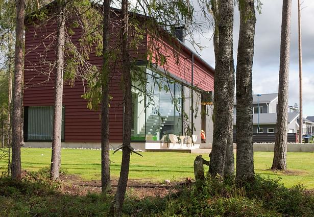 Two sides of the building face the woods. Photo by Arno de la Chapelle.