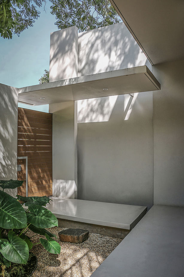 Pedestrian Interior Entry / Casa Nirau