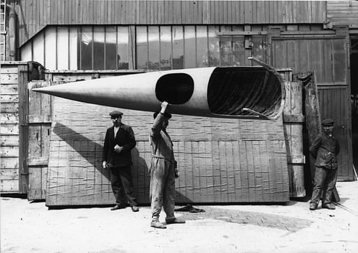 Workman carrying a complete Deperdussin monocoque fuselage, Deperdussin factory, Paris, about 1912. Photo © Musée de l’air et de l’espace.