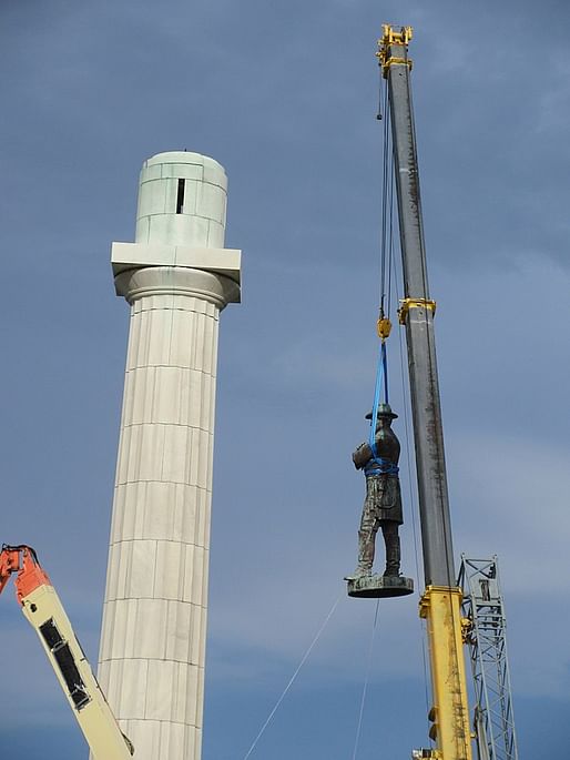 The Robert E. Lee monument in New Orleans being lowered, May 19, 2017. Photo via Wikipedia.