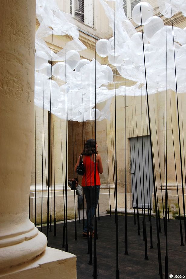 people walking around inside of the installation art (photo MoNo)