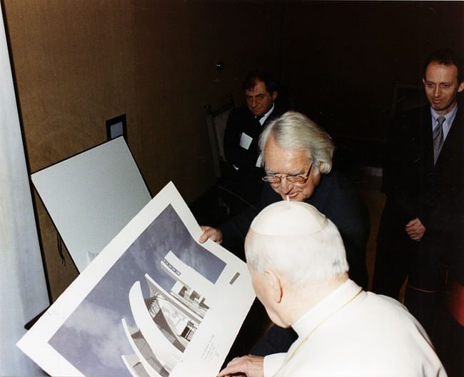 Meier presenting the design of the Jubilee Church to Pope John Paul II at the Vatican in February 1997 - Copyright Richard Meier & Partners Architects