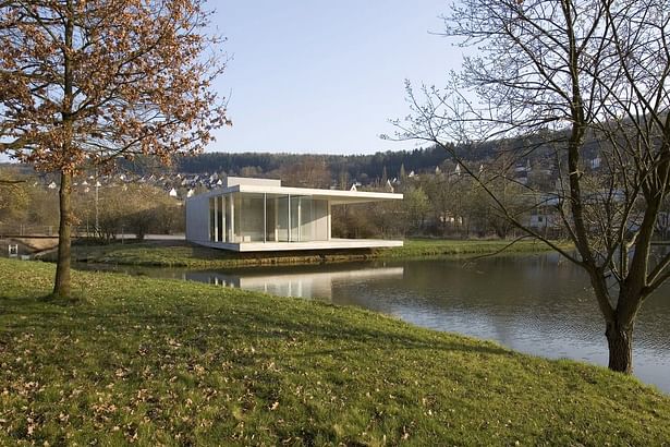 View from across the water, floor plate and ceiling cantilevering beyond the lakeshore image © felix krumbholz