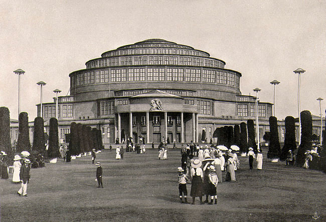 Centennial Hall during the Centennial Exhibition in 1913. Credit: Museum of Architecture in Wroclaw 'Schlesische Zeitung. Sondernummer' 1913