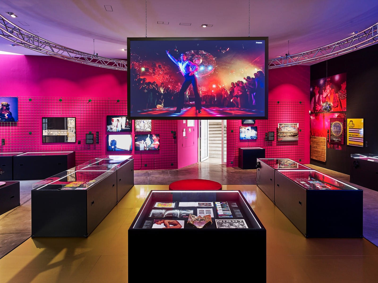 From the '60s to today, the “Night Fever” exhibition chronicles
