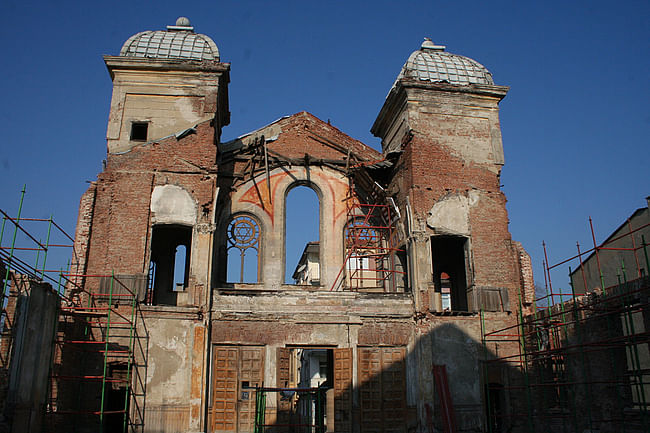 The synagogue before restoration.