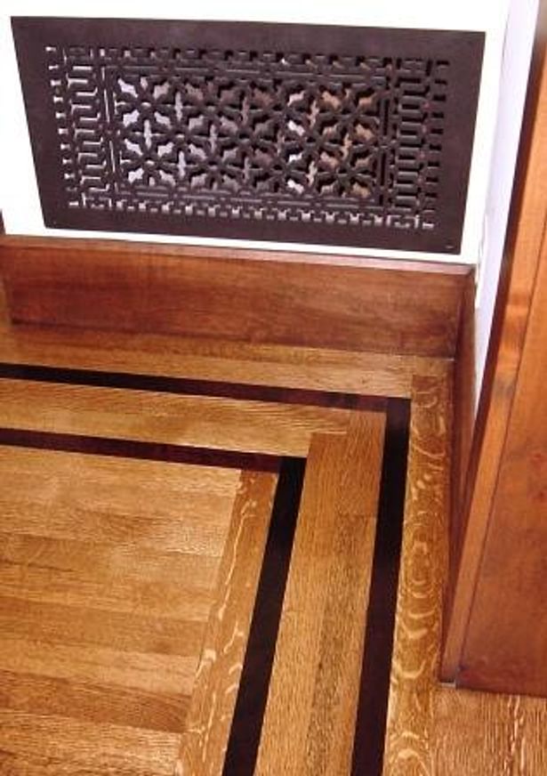 hardwood detail on dining room floor