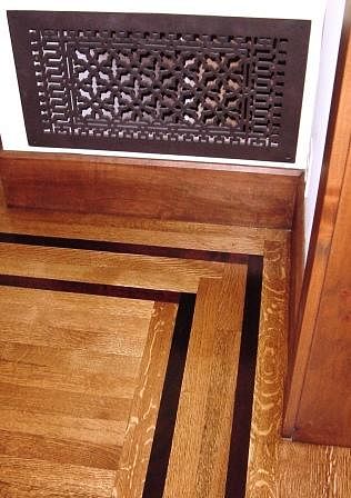hardwood detail on dining room floor