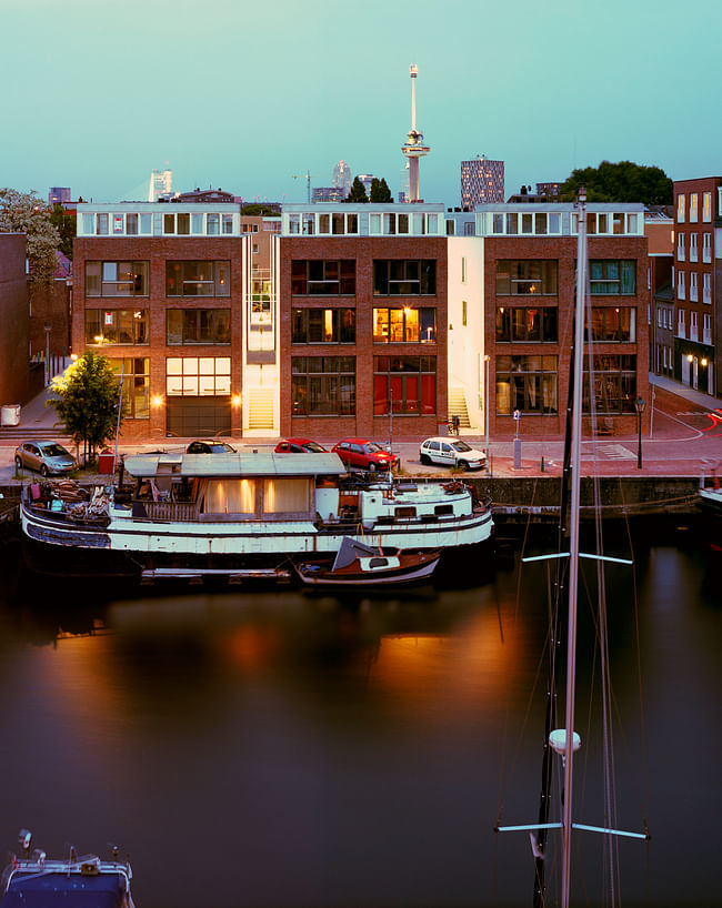 a strong new waterfront built of sturdy red brick (photo: Ruben Dario Kleimeer)