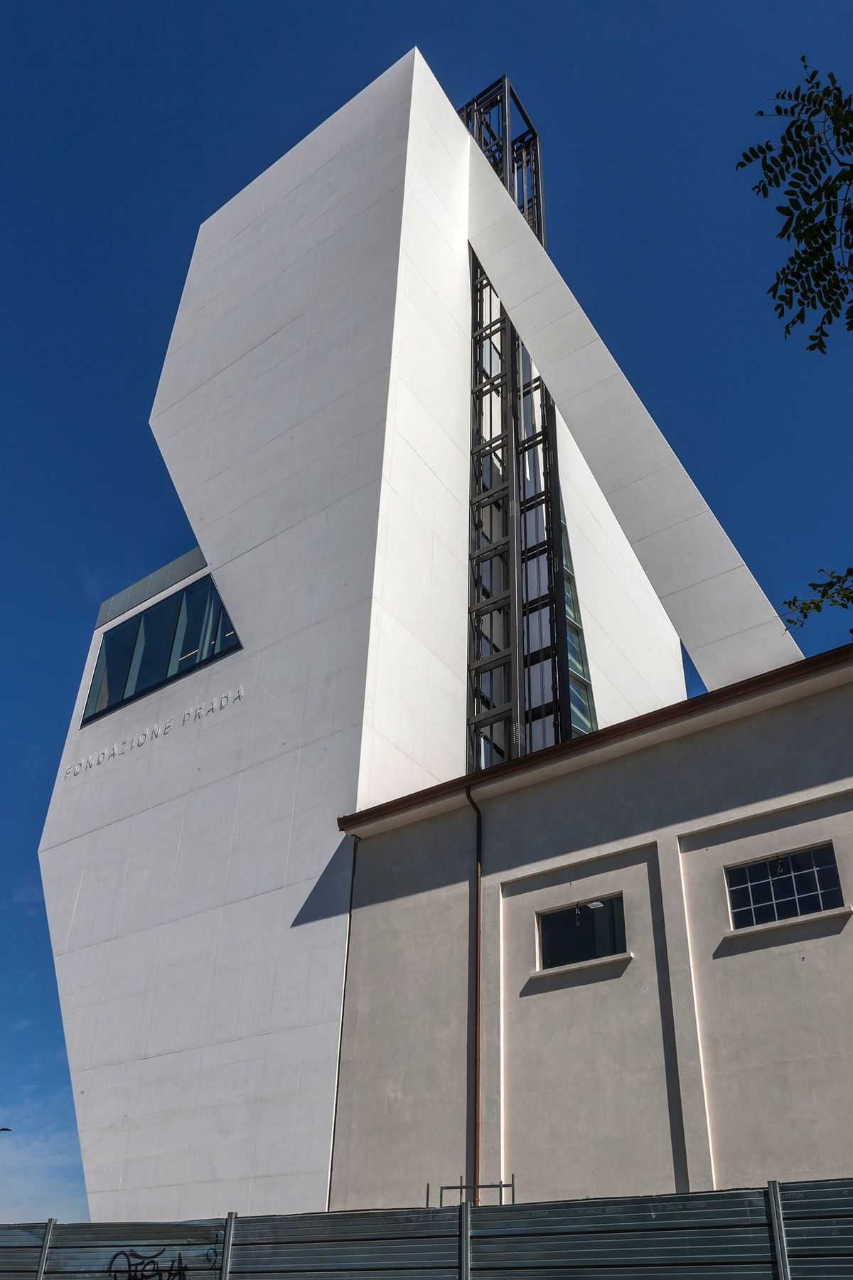 OMA completes “Torre” vertical gallery in the Fondazione Prada arts  compound, News