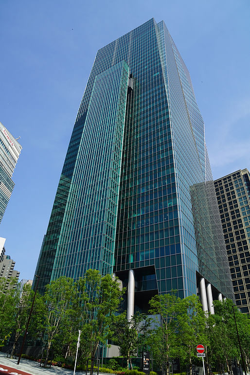 Sumitomo Fudosan Roppongi Grand Tower​ in Tokyo by Nikken Sekkei Ltd.​ Photo © Oscar Hirata.